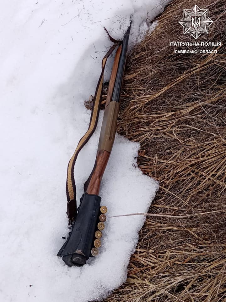 Возле Львова полиция со стрельбой и погоней задержала водителя легкового автомобиля. Фото: Полиция